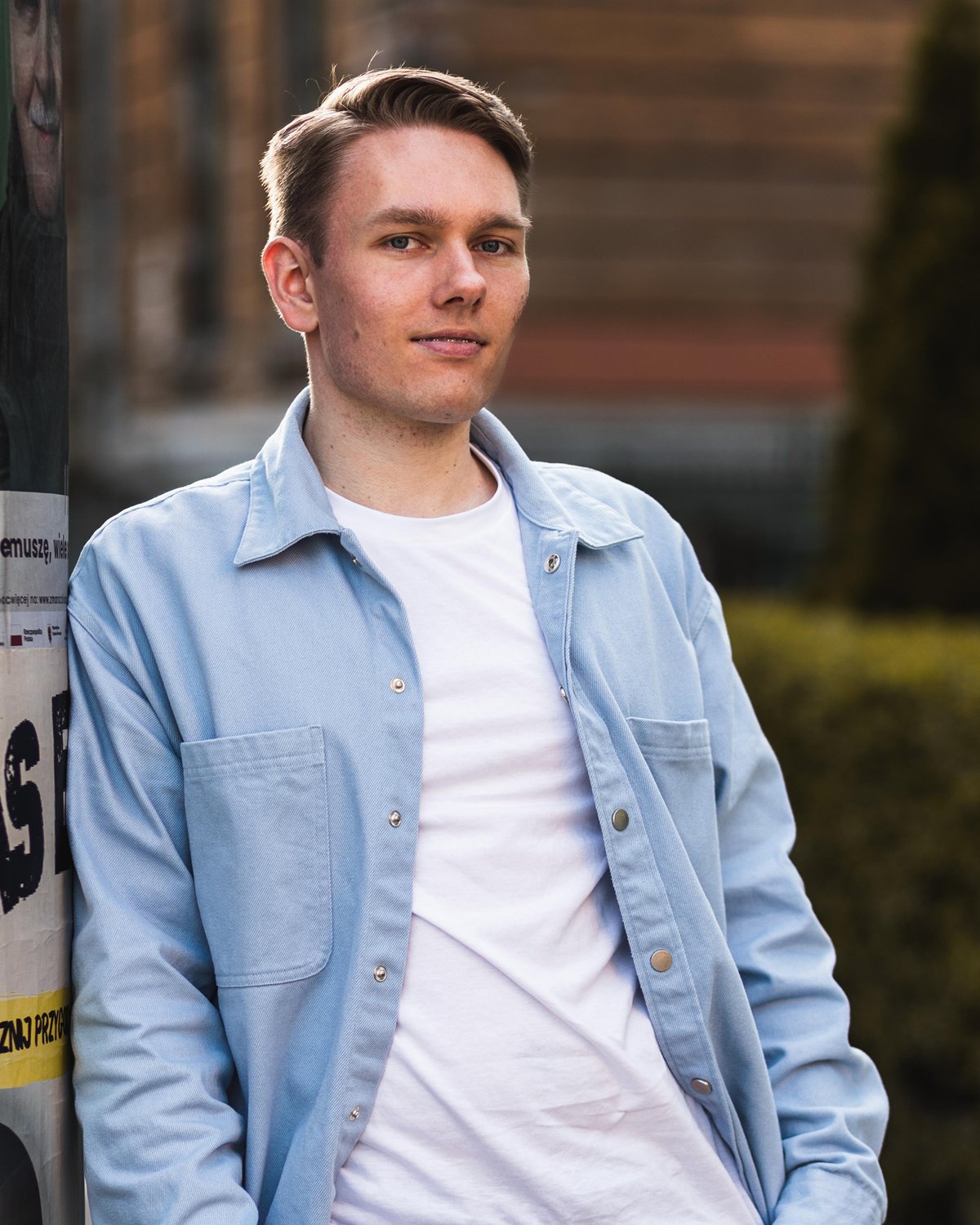 Patryk Kisielewski w plenerze w Toruniu